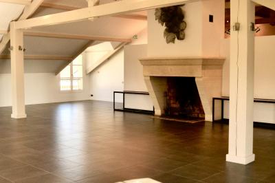 Miniature Location salle Léognan (Gironde) - Château Larrivet Haut-Brion #12 Manoir blanc entouré d'arbres, reflété dans un étang, avec des piquets rouges au premier plan.