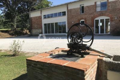 Deux lits simples avec housses rouges à pois blancs dans une chambre lumineuse décorée de touches rouges et blanches.