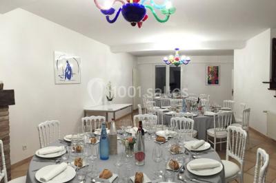 Deux lits simples avec housses rouges à pois blancs dans une chambre lumineuse décorée de touches rouges et blanches.