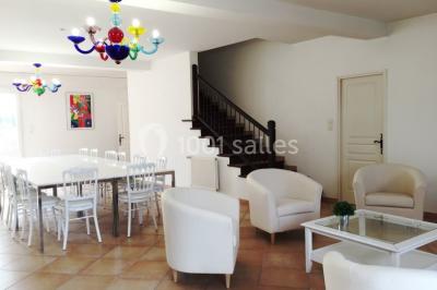 Deux lits simples avec housses rouges à pois blancs dans une chambre lumineuse décorée de touches rouges et blanches.