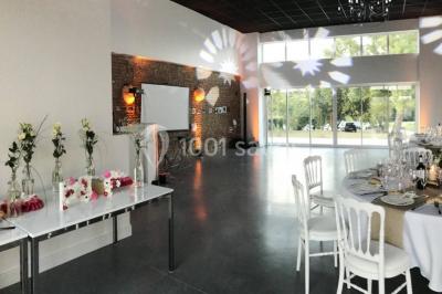 Deux lits simples avec housses rouges à pois blancs dans une chambre lumineuse décorée de touches rouges et blanches.