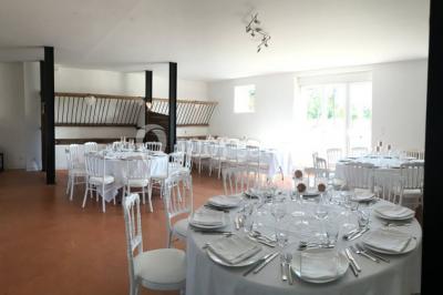 Deux lits simples avec housses rouges à pois blancs dans une chambre lumineuse décorée de touches rouges et blanches.