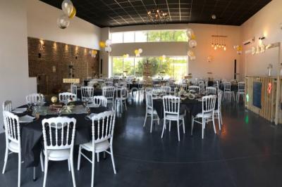 Deux lits simples avec housses rouges à pois blancs dans une chambre lumineuse décorée de touches rouges et blanches.