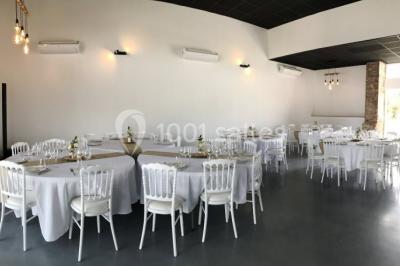 Deux lits simples avec housses rouges à pois blancs dans une chambre lumineuse décorée de touches rouges et blanches.