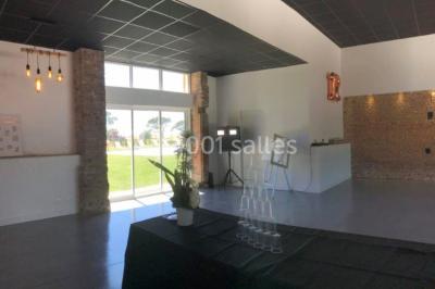 Deux lits simples avec housses rouges à pois blancs dans une chambre lumineuse décorée de touches rouges et blanches.