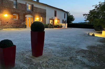 Miniature Location salle Sainte-Foy-d'Aigrefeuille (Haute-Garonne) - Les Ecuries de Ronsac #15 Deux lits simples avec housses rouges à pois blancs dans une chambre lumineuse décorée de touches rouges et blanches.