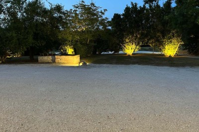 Miniature Location salle Sainte-Foy-d'Aigrefeuille (Haute-Garonne) - Les Ecuries de Ronsac #17 Deux lits simples avec housses rouges à pois blancs dans une chambre lumineuse décorée de touches rouges et blanches.