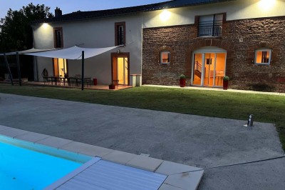 Miniature Location salle Sainte-Foy-d'Aigrefeuille (Haute-Garonne) - Les Ecuries de Ronsac #16 Deux lits simples avec housses rouges à pois blancs dans une chambre lumineuse décorée de touches rouges et blanches.