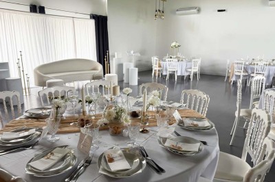 Miniature Location salle Sainte-Foy-d'Aigrefeuille (Haute-Garonne) - Les Ecuries de Ronsac #5 Deux lits simples avec housses rouges à pois blancs dans une chambre lumineuse décorée de touches rouges et blanches.