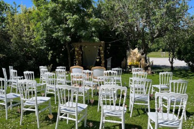 Miniature Location salle Sainte-Foy-d'Aigrefeuille (Haute-Garonne) - Les Ecuries de Ronsac #13 Deux lits simples avec housses rouges à pois blancs dans une chambre lumineuse décorée de touches rouges et blanches.
