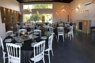 Miniature Location salle Sainte-Foy-d'Aigrefeuille (Haute-Garonne) - Les Ecuries de Ronsac #9 Deux lits simples avec housses rouges à pois blancs dans une chambre lumineuse décorée de touches rouges et blanches.