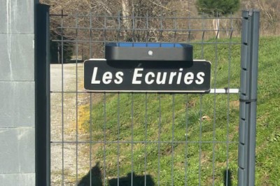 Miniature Location salle Sainte-Foy-d'Aigrefeuille (Haute-Garonne) - Les Ecuries de Ronsac #11 Deux lits simples avec housses rouges à pois blancs dans une chambre lumineuse décorée de touches rouges et blanches.