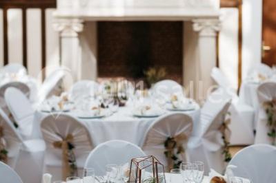Miniature Location salle Saint-Romain-de-Colbosc (Seine-Maritime) - Château de Gromesnil #17 Pelouse verdoyante bordée d'arbres hauts sous un ciel bleu clair, avec une petite structure en briques à gauche.