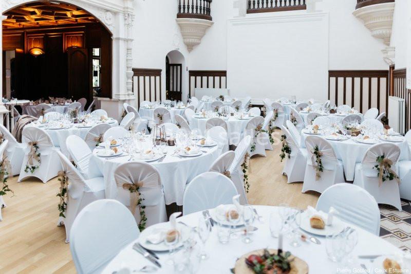Location salle Saint-Romain-de-Colbosc (Seine-Maritime) - Château de Gromesnil #2 Salle de réception élégante avec tables rondes dressées, nappes blanches et décorations florales.