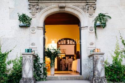Miniature Location salle Saint-Romain-de-Colbosc (Seine-Maritime) - Château de Gromesnil #6 Pelouse verdoyante bordée d'arbres hauts sous un ciel bleu clair, avec une petite structure en briques à gauche.