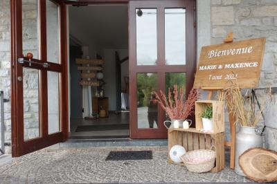 Vue aérienne d'un complexe avec plusieurs bâtiments, un jardin central, un parking et des zones identifiées par des noms.