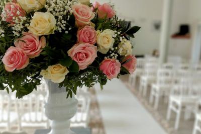 Vue aérienne d'un complexe avec plusieurs bâtiments, un jardin central, un parking et des zones identifiées par des noms.