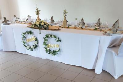 Vue aérienne d'un complexe avec plusieurs bâtiments, un jardin central, un parking et des zones identifiées par des noms.