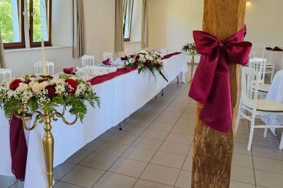 Vue aérienne d'un complexe avec plusieurs bâtiments, un jardin central, un parking et des zones identifiées par des noms.