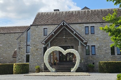 Miniature Location salle Havelange (Province de Namur) - Le Domaine de l'Art de Vivre #4 Vue aérienne d'un complexe avec plusieurs bâtiments, un jardin central, un parking et des zones identifiées par des noms.