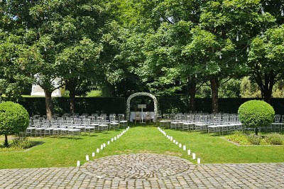 Miniature Location salle Havelange (Province de Namur) - Le Domaine de l'Art de Vivre #12 Vue aérienne d'un complexe avec plusieurs bâtiments, un jardin central, un parking et des zones identifiées par des noms.