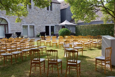 Miniature Location salle Havelange (Province de Namur) - Le Domaine de l'Art de Vivre #3 Vue aérienne d'un complexe avec plusieurs bâtiments, un jardin central, un parking et des zones identifiées par des noms.