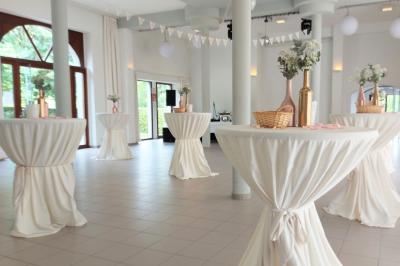 Vue aérienne d'un complexe avec plusieurs bâtiments, un jardin central, un parking et des zones identifiées par des noms.