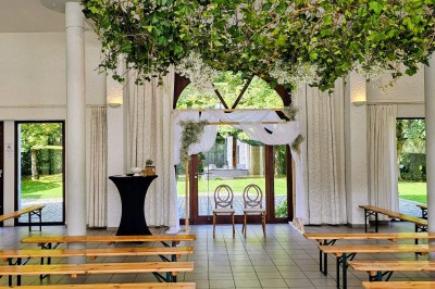 Miniature Salle 1 : la cérémonie Vue aérienne d'un complexe avec plusieurs bâtiments, un jardin central, un parking et des zones identifiées par des noms.