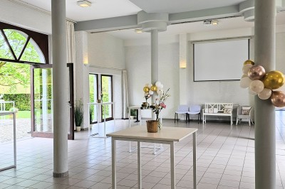 Miniature Salle 1 : la réception Vue aérienne d'un complexe avec plusieurs bâtiments, un jardin central, un parking et des zones identifiées par des noms.