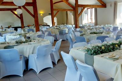 Vue aérienne d'un complexe avec plusieurs bâtiments, un jardin central, un parking et des zones identifiées par des noms.