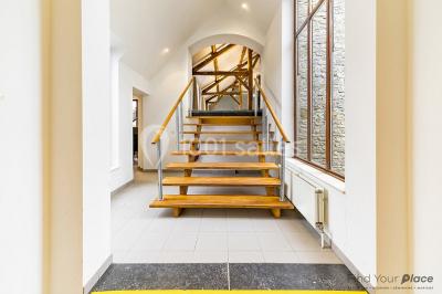 Plan du rez-de-chaussée avec trois salles numérotées et leurs dimensions indiquées en mètres carrés.