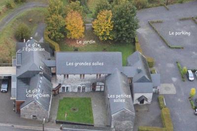 Plan du rez-de-chaussée avec trois salles numérotées et leurs dimensions indiquées en mètres carrés.