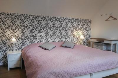 Plan du rez-de-chaussée avec trois salles numérotées et leurs dimensions indiquées en mètres carrés.