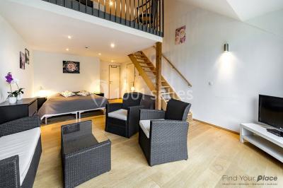 Plan du rez-de-chaussée avec trois salles numérotées et leurs dimensions indiquées en mètres carrés.