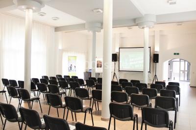 Plan du rez-de-chaussée avec trois salles numérotées et leurs dimensions indiquées en mètres carrés.