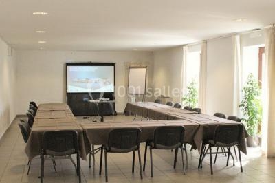 Plan du rez-de-chaussée avec trois salles numérotées et leurs dimensions indiquées en mètres carrés.