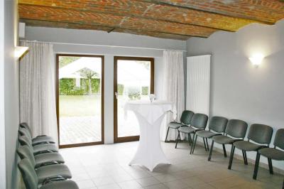 Plan du rez-de-chaussée avec trois salles numérotées et leurs dimensions indiquées en mètres carrés.