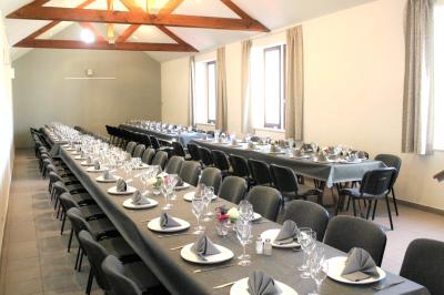 Plan du rez-de-chaussée avec trois salles numérotées et leurs dimensions indiquées en mètres carrés.