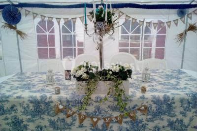 Miniature Location salle Beaudéduit (Oise) - LFK Réceptions #10 Pièce montée en forme d'anneaux entrelacés avec des figurines de mariés, entourée de bouteilles de champagne.