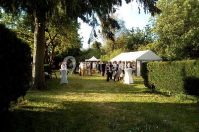 Miniature Location salle Beaudéduit (Oise) - LFK Réceptions #1 Pièce montée en forme d'anneaux entrelacés avec des figurines de mariés, entourée de bouteilles de champagne.