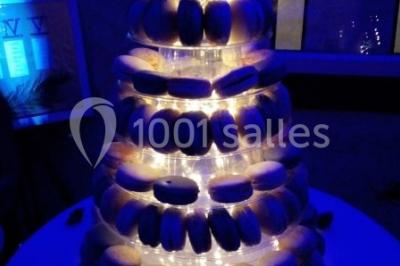 Miniature Location salle Beaudéduit (Oise) - LFK Réceptions #17 Pièce montée en forme d'anneaux entrelacés avec des figurines de mariés, entourée de bouteilles de champagne.