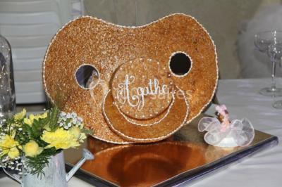 Miniature Location salle Beaudéduit (Oise) - LFK Réceptions #22 Pièce montée en forme d'anneaux entrelacés avec des figurines de mariés, entourée de bouteilles de champagne.