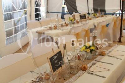 Miniature Location salle Beaudéduit (Oise) - LFK Réceptions #8 Pièce montée en forme d'anneaux entrelacés avec des figurines de mariés, entourée de bouteilles de champagne.