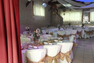 Miniature Location salle Beaudéduit (Oise) - LFK Réceptions #14 Pièce montée en forme d'anneaux entrelacés avec des figurines de mariés, entourée de bouteilles de champagne.