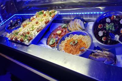 Miniature Location salle Beaudéduit (Oise) - LFK Réceptions #19 Pièce montée en forme d'anneaux entrelacés avec des figurines de mariés, entourée de bouteilles de champagne.