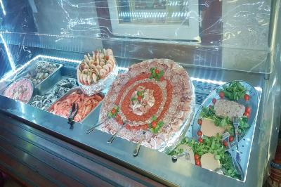 Miniature Location salle Beaudéduit (Oise) - LFK Réceptions #20 Pièce montée en forme d'anneaux entrelacés avec des figurines de mariés, entourée de bouteilles de champagne.