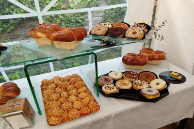 Miniature Location salle Beaudéduit (Oise) - LFK Réceptions #21 Pièce montée en forme d'anneaux entrelacés avec des figurines de mariés, entourée de bouteilles de champagne.