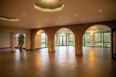 Miniature Location salle Anhée (Namur) - Salle des Jardins de la Molignee #2 Salle vide avec de grandes baies vitrées donnant sur un espace vert, éclairée par une lumière douce.