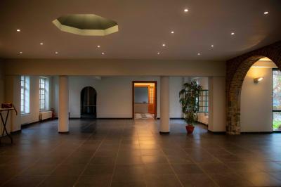 Miniature Location salle Anhée (Namur) - Salle des Jardins de la Molignee #5 Salle vide avec de grandes baies vitrées donnant sur un espace vert, éclairée par une lumière douce.