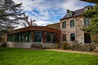 Miniature Location salle Anhée (Namur) - Salle des Jardins de la Molignee #8 Salle vide avec de grandes baies vitrées donnant sur un espace vert, éclairée par une lumière douce.